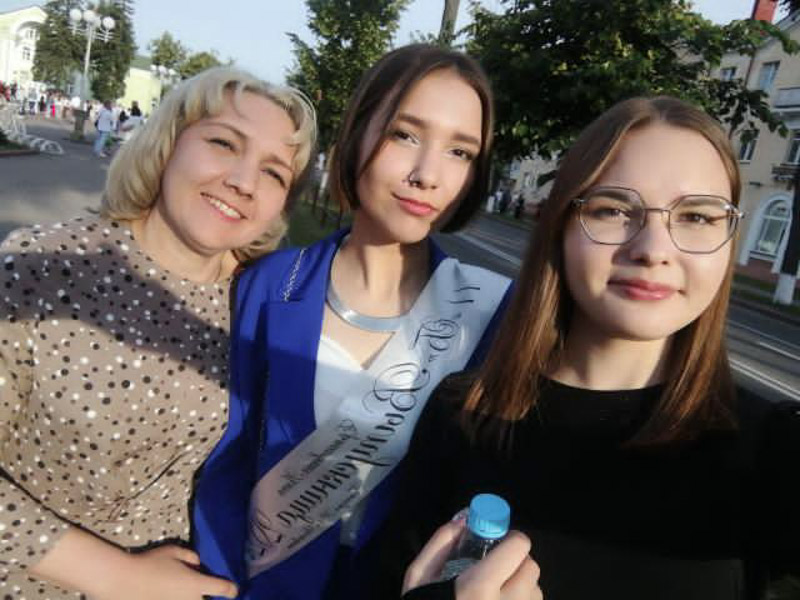 Валерия и Алеся Ермашевские с мамой Ниной